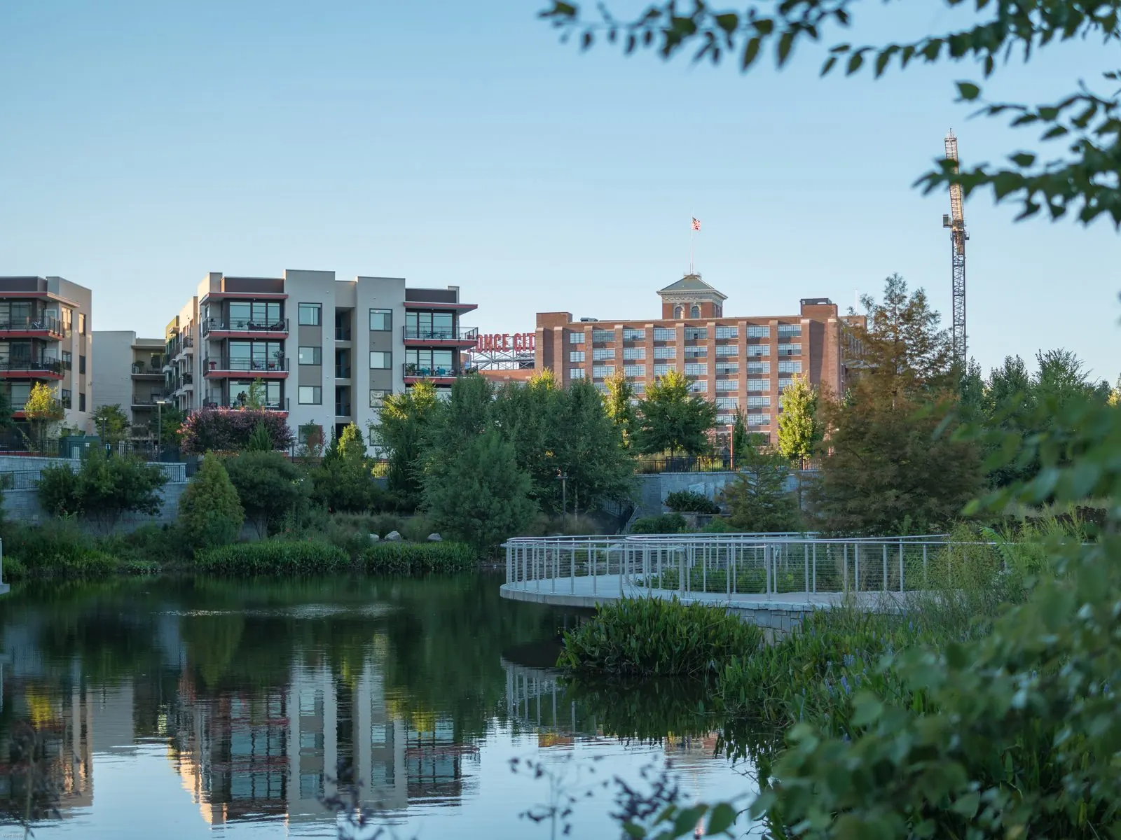 Historic Fourth Ward Park에서 바라본 Ponce City Market의 저녁